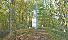 Skomantų piliakalnio obelisko paslaptys