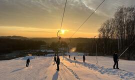 PRADĖJO SEZONĄ. Kol kas vienintelė Vakarų Lietuvoje slidinėjimo sezoną pradėjo Šilalėje esanti Aukštagirės kalno slidinėjimo trasa. Tikimasi, kad artimiausiu metu bus atidarytos ir arčiau Klaipėdos esančios Utrių kalno ir &quot;Martos Kalns&quot; slidinėjimo trasos.
