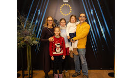 Airida Freitakaitė su vyru ir globotinėmis