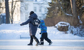 pramogas ant Birutės parko tvenkinio