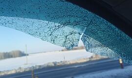 Kėdainių rajone į važiuojantį automobilį pataikė kulka