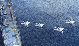 JAV naikintuvai šalia lėktuvnešio