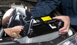 kas iškrauna akumuliatorių vos per vieną naktį