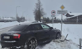 Automobilis susidūrė su atitvaru