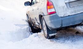 Automobilis, griovys, žiema