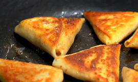 Skaniau už čeburekus: blynų trikampėliai su mėsos įdaru