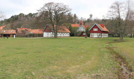 Nė neįtartum, kad šioje vietoje, kur dabar auga graži žolė, seni medžiai, dar XIX a. pabaigoje būtų tekę stovėti vandenyje, mariose.  