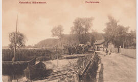 Prie kelią atstojusios gatvės rymo kuršvaltės. Marios Juodkrantėje buvo visai šalia namų ir potvynių metu užsemdavo kiemus.  