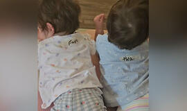 Mama pasiėmė dvynes iš darželio ir ant jų nugarų pamatė netikėtus užrašus