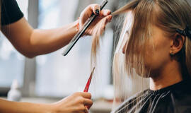 Kaip atrodyti jauniau po 60: 3 „liftingo“ efektą suteikiantys kirpimai