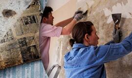 Laikraščių klijavimas ant sienų