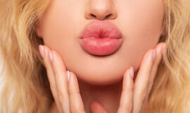 Lūpų dažai traukiasi į praeitį: kas bus pagrindinė lūpų tendencija 2026 metais