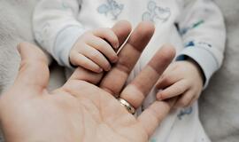 Kūdikio ir tėvo rankos