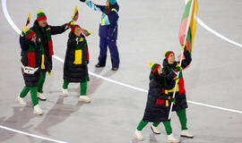 Alison Reed ir Saulius Ambrulevičius nešė vėliavą per žiemos olimpinių žaidynių atidarymą