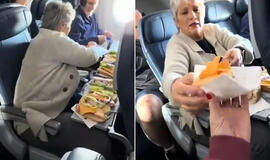 moteris šeimai pietus gamino tiesiog lėktuve