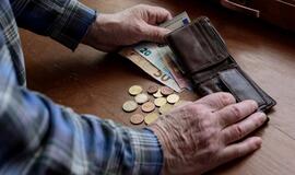 Senjoras skaičiuoja pinigus