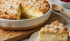 Trys sluoksniai viename kąsnyje: purus keksas, varškė ir traški trupinių plutelė – receptas