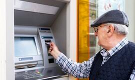 Senjoras prie bankomato