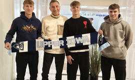 Klaipėdos futbolo mokyklos auklėtiniai Arnas Kurakinas (pirmas iš kairės), Matas Dumalakas (antras iš dešinės) ir Arminas Gečas (pirmas iš dešinės) šią žiemą viešėjo Klaipėdoje ir aplankė futbolo trenerį Rimantą Skersį.