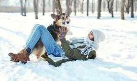 Žiemą miške mergina ir augintinis