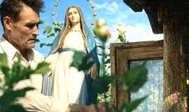 Anicetas Puškorius prie savo kūrinio Marijos Maloningosios skulptūros Voveraičių kaime