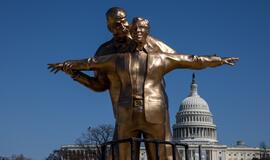 Donaldas Trumpas, Jeffrey Epsteinas, statula