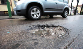 gatvėse atsivėrusias duobes savivaldybės rangovai šį pavasarį jau tvarko po antrą ir trečią kartą