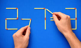 ištaisykite lygtį  „2 – 7 = 3“ pajudinę tik vieną degtuką