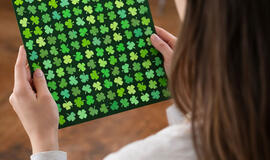 Optinė apgaulė: raskite keturlapį dobilą tarp dešimčių vienodų