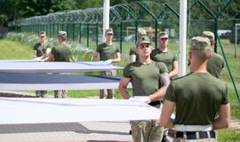 Garbės sargybos kuopos šauktiniai treniruojasi atlikti vėliavų pakėlimo ceremoniją.