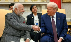 JAV paskelbė išimtį, leidžiančią Indijai pirkti rusišką naftą, kol vyksta karas su Iranu