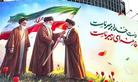 Ali Khamenei perduoda Irano Islamo Respublikos vėliavą savo sūnui