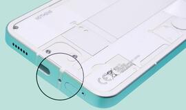 Kam reikalinga maža skylutė šalia telefono įkrovimo lizdo