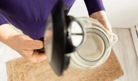 Tik vienas paprastas triukas – ir kalkės arbatinuke išnyks per kelias minutes