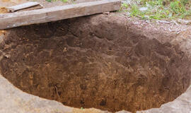 Vokietijoje aptikta milžiniška duobė su žmonių palaikais