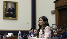 Trumpas atleido prieštaringai vertinamą vidaus saugumo sekretorę Noem