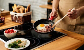 Kodėl maistas limpa prie keptuvės ir ar actas tikrai padeda to išvengti?