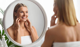 Kaip atrodyti jauniau naudojant makiažą