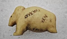 40 000 metų senumo mamuto statulėlės iš Vogelherdo urvo Vokietijoje, kurios paviršiuje yra daugybė kryželių ir taškų sekų, šiuolaikinė kopija.