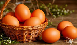 Velykų kiaušinius dažau „saulėta“ gėle – akių neįmanoma atitraukti