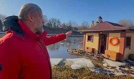 Namelis plaukia Neryje