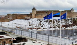Strateginė riba: NATO ir ES vėliavos prie tilto į Rusiją Narvoje