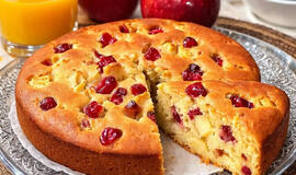 Auksinės spalvos pyragas iš stiklinės sulčių ir 1 obuolio