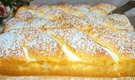 Stiklinė kefyro ir pakelis varškės – pyragas „Pūkelis“ jau ant stalo