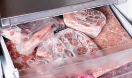 Kaip pagreitinti mėsos atšildymą