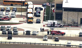 Teksaso vidurinėje mokykloje mokinys šovė į mokytoją, po to nusišovė