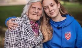 Savanorė Aglaja su globojama senele.