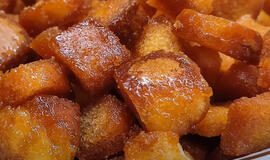 po 7 minučių jau paruošti karameliniai skrebučiai