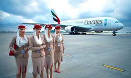 Stiuardesės prie lėktuvo
