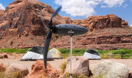 Atsisveikinkite su saulės baterijomis: ši nešiojama turbina gamina energiją net naktį